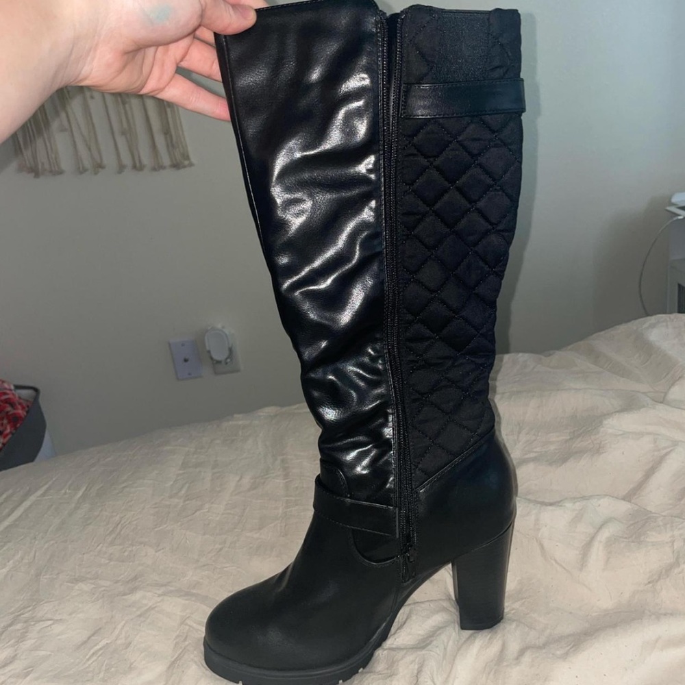 Black boots with heels and gold decal, never worn